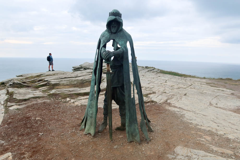  merlin statue På Tintagel 